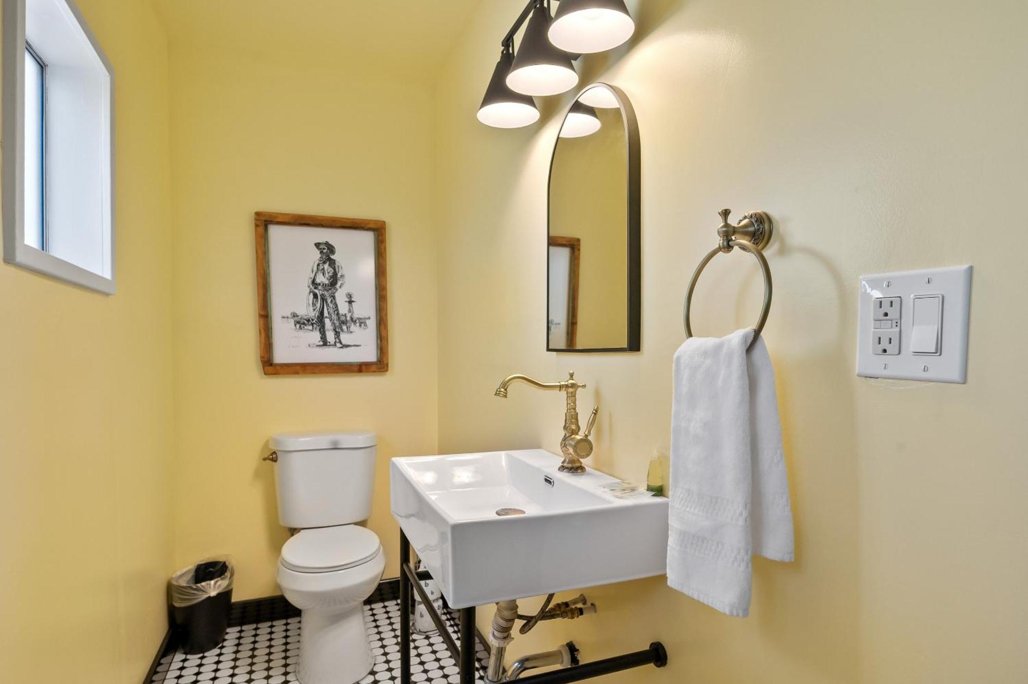 Sagebrush Inn Tombstone Habitación foto A modern bathroom