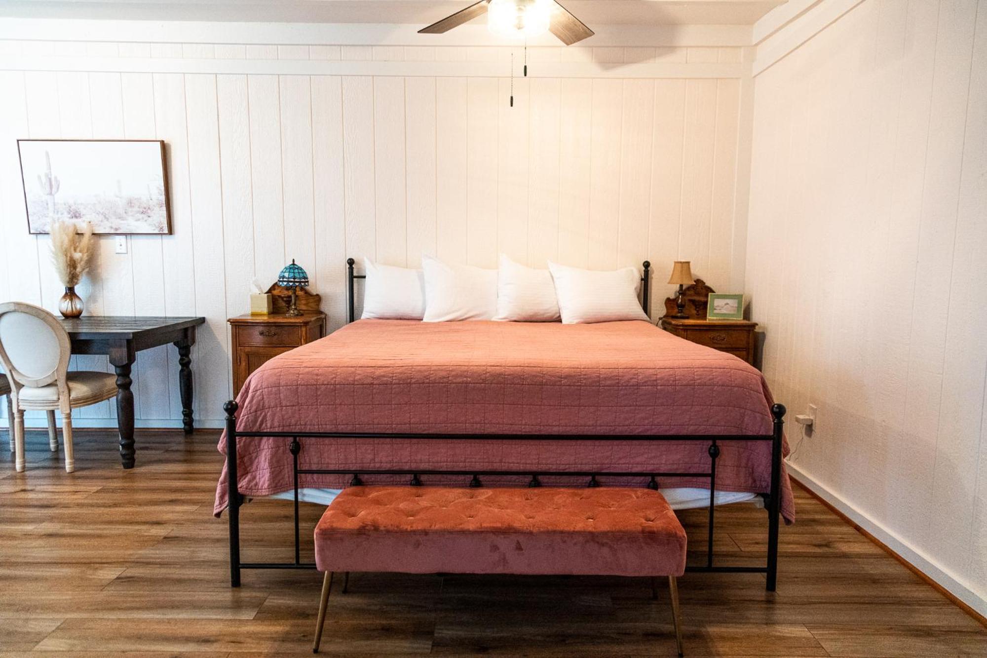 Sagebrush Inn Tombstone Habitación foto A bedroom at the Inn at the Opera