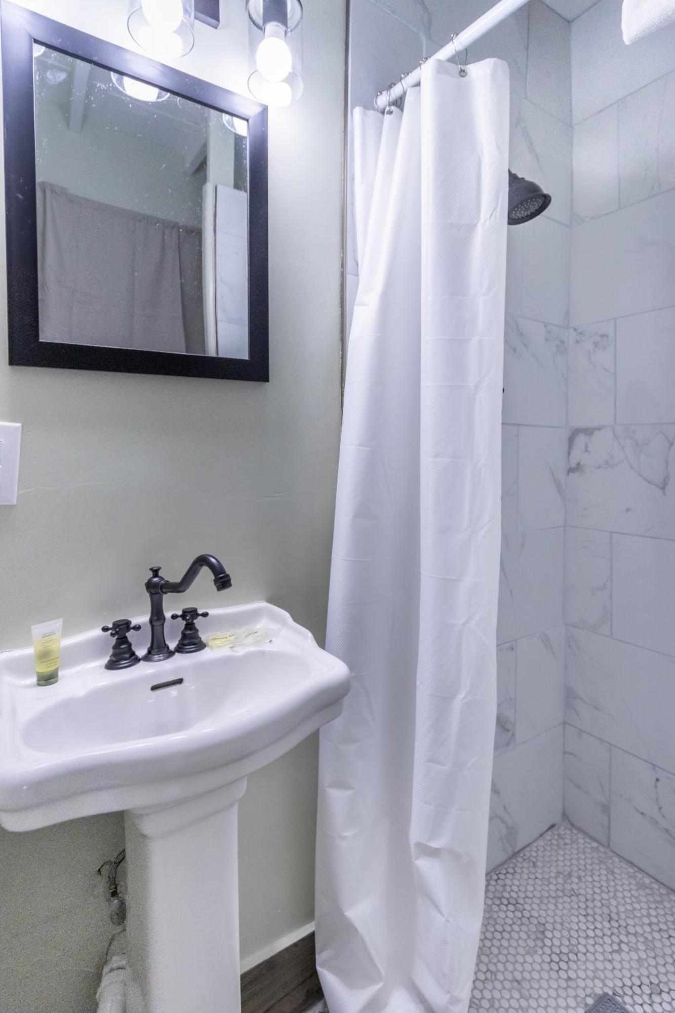 Sagebrush Inn Tombstone Habitación foto A shower curtain