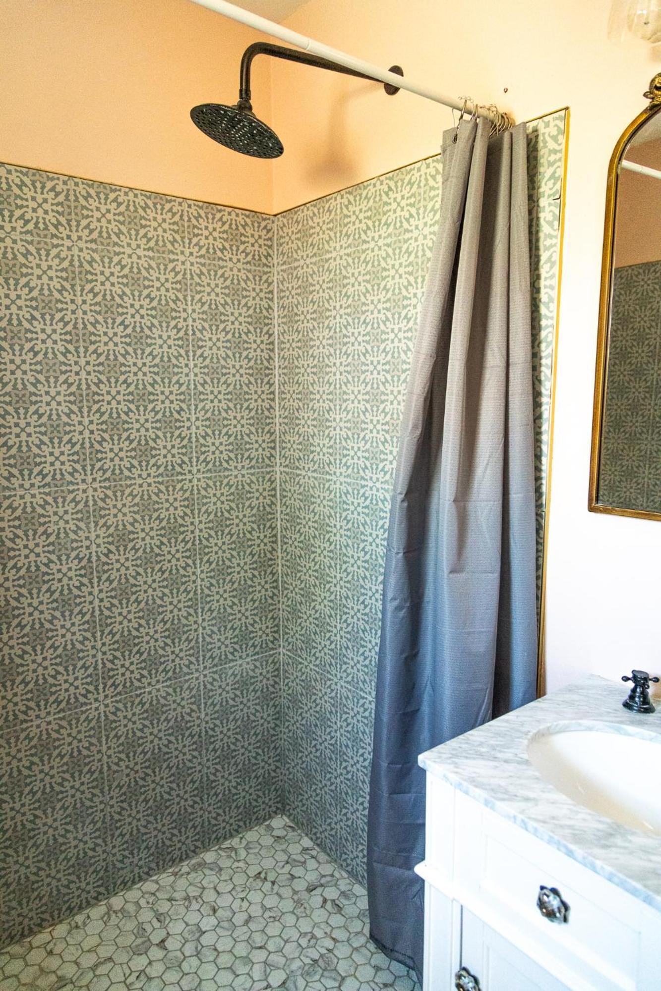 Sagebrush Inn Tombstone Habitación foto A shower curtain