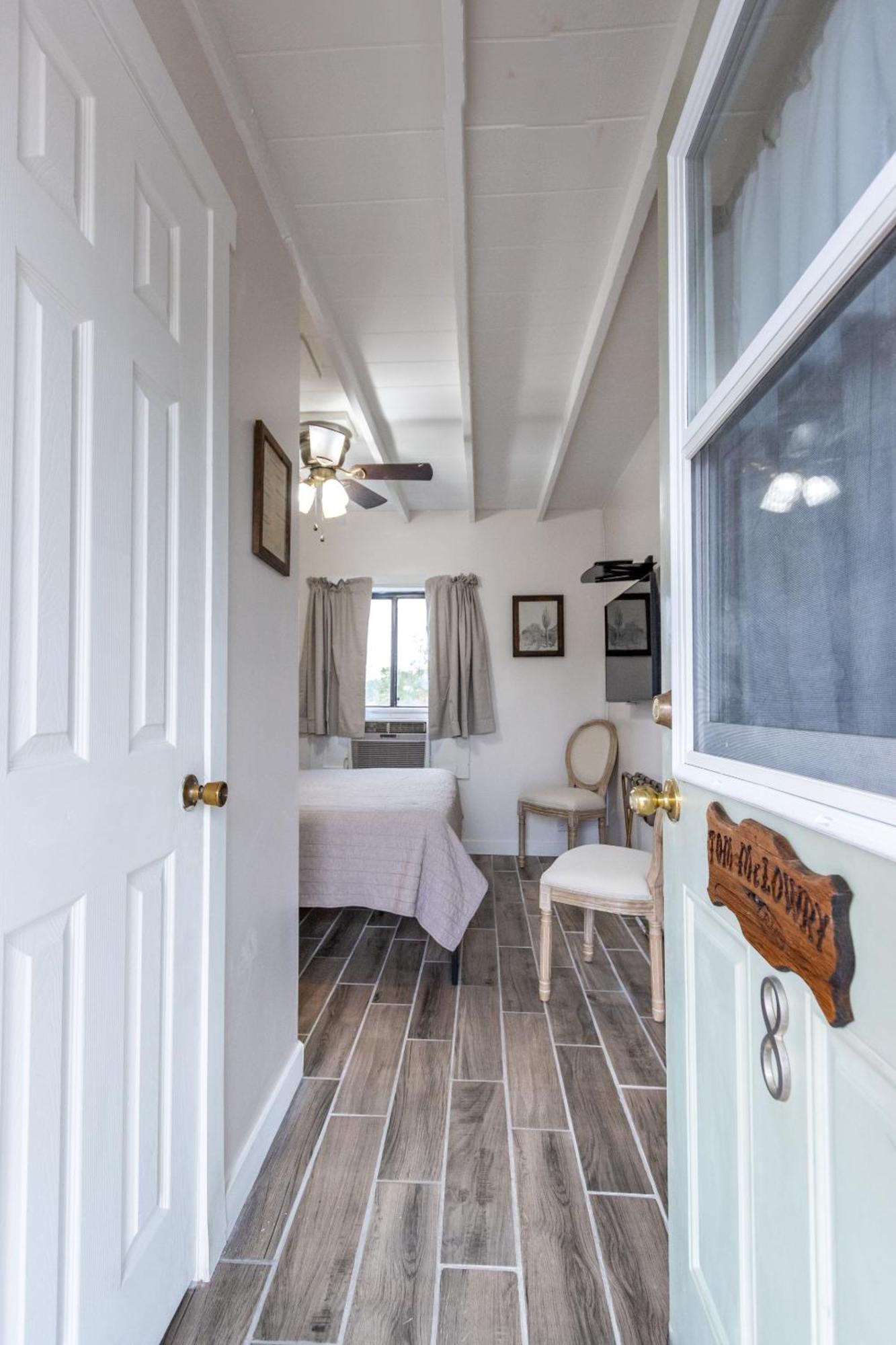 Sagebrush Inn Tombstone Habitación foto A guest room at the Inn at the Opera
