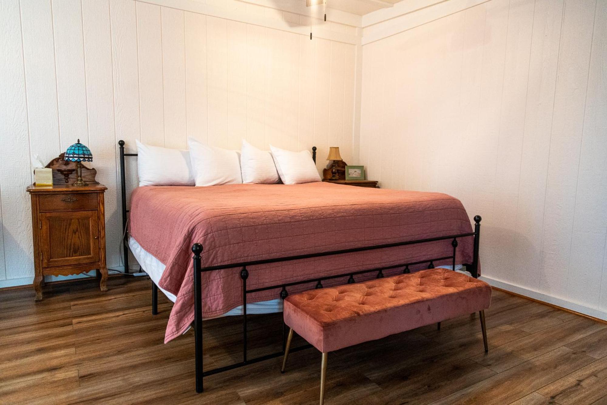 Sagebrush Inn Tombstone Habitación foto A bedroom with a bed and a bench