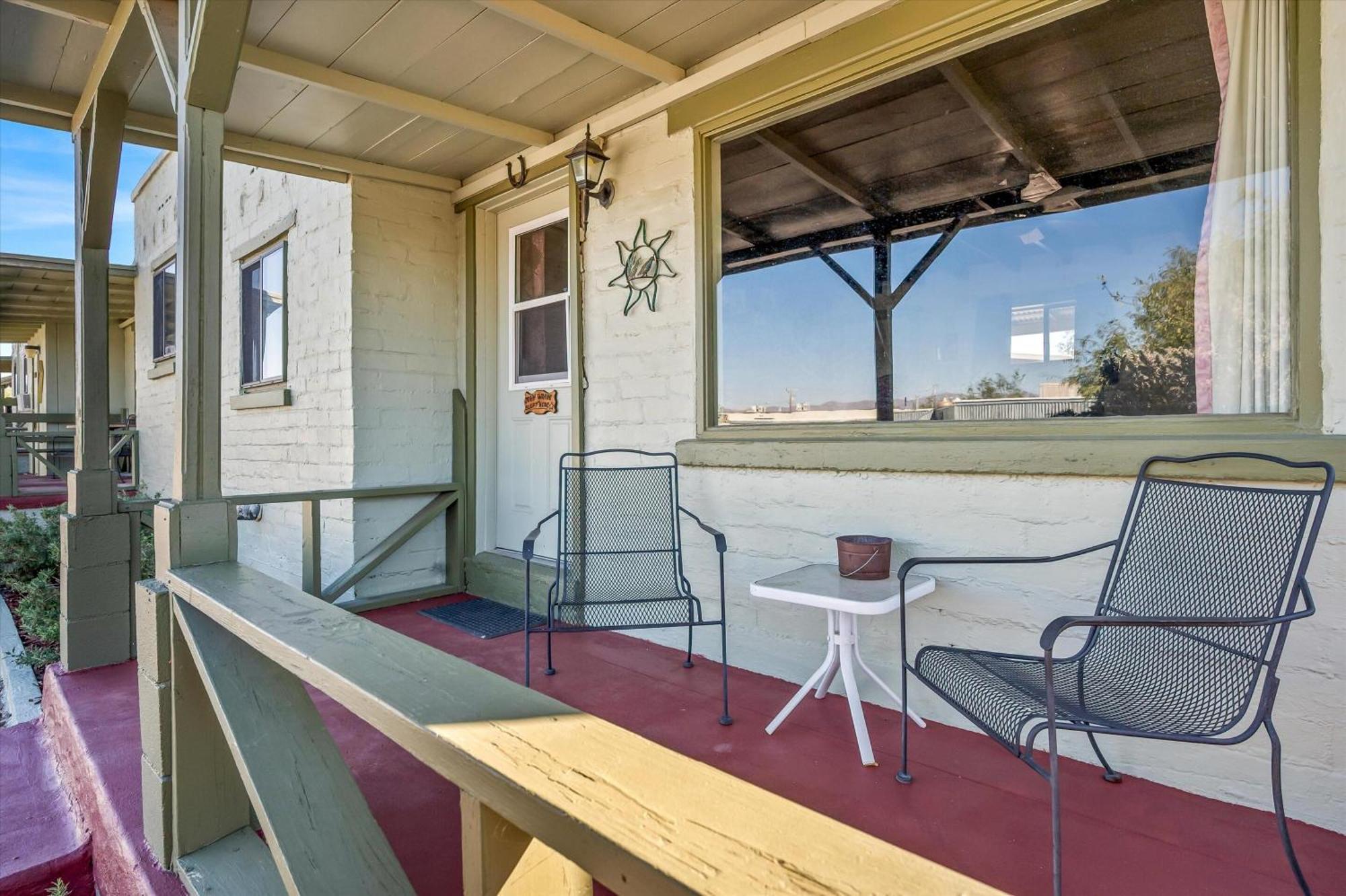 Sagebrush Inn Tombstone Habitación foto The balcony of the house